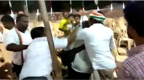 காங்கிரஸ் கூட்டத்தில் காலி நாற்காலிகள்: படமெடுத்த புகைப்படக்காரர் மீது தாக்குதல் 