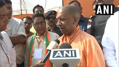 மகாத்மா காந்தி அச்சப்பட்ட வாரிசு அரசியலை ராகுலும், பிரியங்காவும் முன்னெடுக்கின்றனர்: யோகி ஆதித்யநாத்