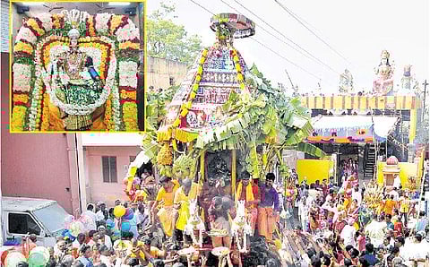 குடியாத்தம்  கெங்கையம்மன்  கோயில்  திருவிழாவை  முன்னிட்டு  நடைபெற்ற  தேரோட்டம்.  (உள்படம்) தேரில்  வீதியுலா  வந்த  அம்மன்.