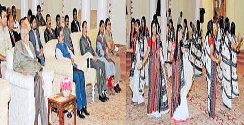 உதகை ராஜ்பவன் மாளிகையில் நடைபெற்ற கலாசார விழாவில் இடம் பெற்ற பழங்குடி தோடரின பாரம்பரிய நடனம். (இடது) நடனத்தை ரசிக்கும் தமிழக ஆளுநர் பன்வாரிலால் புரோஹித், அரசு அதிகாரிகள்.