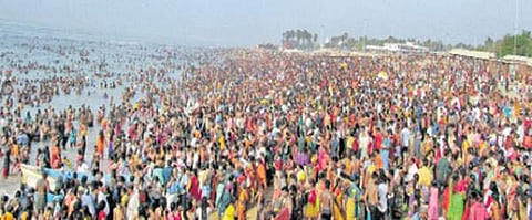 திருச்செந்தூர் கடலில் சனிக்கிழமை காலையில் புனித நீராட குவிந்த பக்தர்கள்.