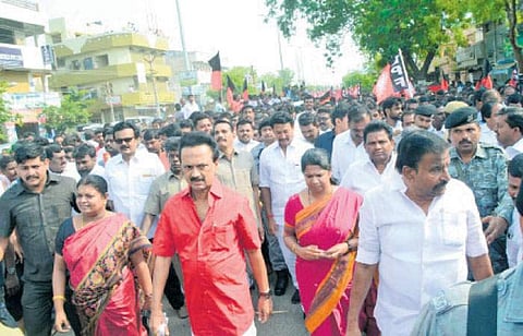 திமுக தலைவர் மு.க.ஸ்டாலின் தலைமையில் புதன்கிழமை நடைபெற்ற மே தின பேரணியில் பங்கேற்றோர்.