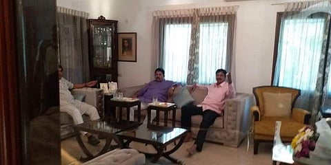 கர்நாடக அரசியலில் சலசலப்பு: எடியூரப்பாவை சந்தித்த காங்கிரஸ் எம்எல்ஏக்கள்?