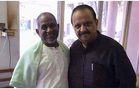 இசையமைப்பாளர் இளையராஜாவுடன் பின்னணி பாடகர் எஸ்.பி.பாலசுப்பிரமணியன்.