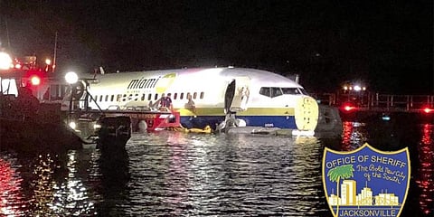 அமெரிக்காவில் ஆற்றில் இறங்கிய போயிங் 737 விமானம்