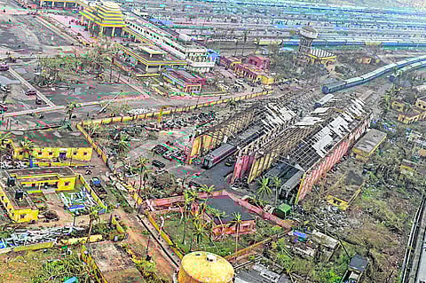 பானி புயல்: ஒடிஸாவில் 10,000 கிராமங்கள் கடும் பாதிப்பு