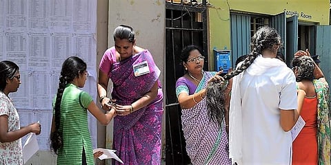 துப்பட்டாவுக்கும், கையில் கட்டும் சாமி கயிறுக்கும் தடை: எங்கு தெரியுமா? (புகைப்படங்கள்)