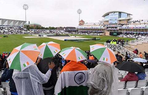 மழையால் டிரென்ட்பிரிட்ஜ் மைதானத்தில் ஏமாற்றத்துடன் குழுமியிருந்த இந்திய ரசிகர்கள்.