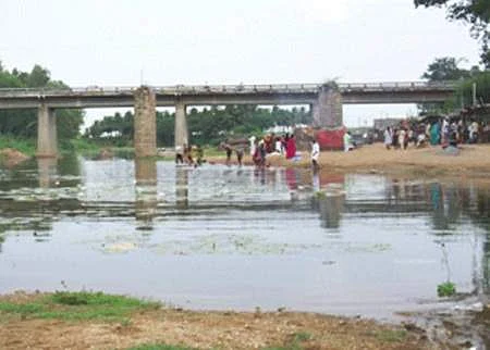 பழனி  சண்முக நதிக்கு ஆரத்தி எடுத்து சிறப்பு வழிபாடு