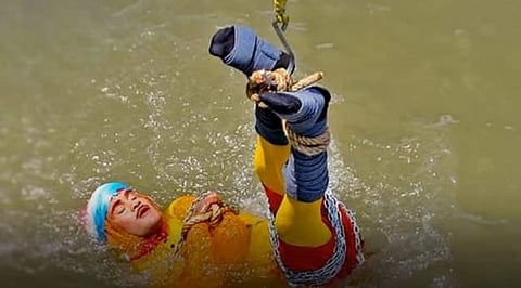 ‘நீருக்குள் மூழ்கி காணாமல் போகும்’ வித்தை காட்ட முயன்று பரிதாபமாக உயிரிழந்த கொல்கத்தா மந்திரவாதி!