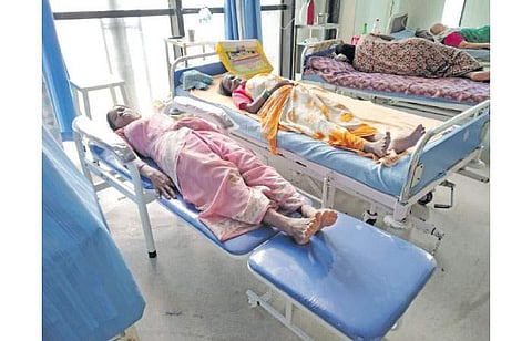 ஓமந்தூரார் அரசு பல்நோக்கு மருத்துவமனையில் உள்நோயாளிகளுடன் இருப்பவர்களின் பயன்பாட்டுக்காக வழங்கப்பட்டிருக்கும் கட்டில்.