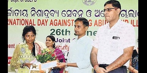 தள்ளாடி வந்த மணமகன்: திருமணத்தை நிறுத்திய பழங்குடியினப் பெண்ணுக்குக் குவியும் பாராட்டுகள்