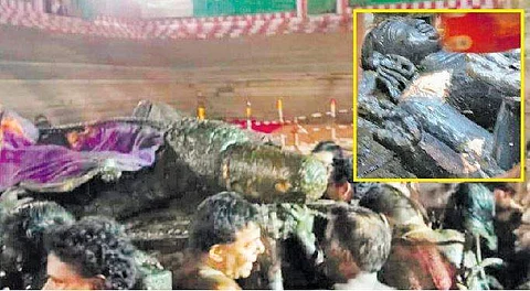 அத்திவரதரை வெளியே கொண்டு வரும் பணியில் ஈடுபட்ட பட்டர்கள்.  (உள்படம்) அனந்த புன்னகையுடன் காட்சியளிக்கும் அத்திவரதர்.