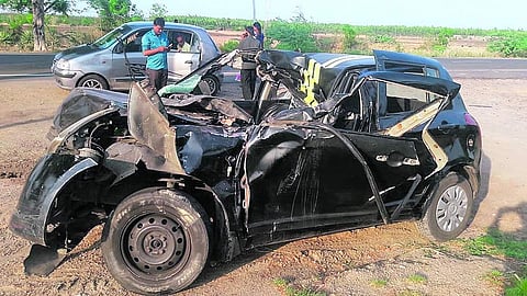 லாரி மீது கார் மோதல்: தாய், மகன் உள்பட 3 பேர் பலி