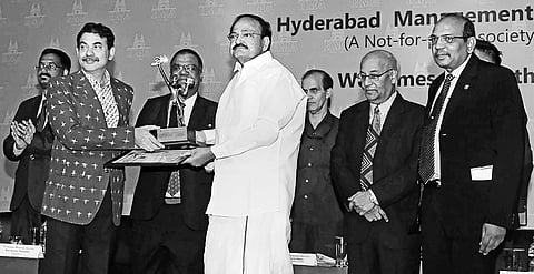 அரசியல் மாண்பு குறைந்து வருவது வேதனை அளிக்கிறது: வெங்கய்ய நாயுடு