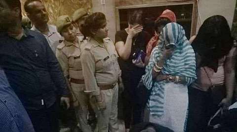 ‘ஸ்பா’ சென்ட்டரில் பாலியல் தொழிலில் ஈடுபட்டதாகக் குற்றம் சாட்டப்பட்ட 35 வெளிநாட்டுப் பெண்கள் கைது!