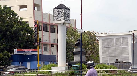 வெவ்வேறு நேரத்தைக் காட்டும் மணி கூண்டு
