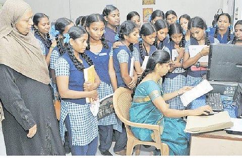 பத்தாம் வகுப்பு தேர்ச்சி பெற்ற மாணவர்களுக்கு அவர்கள் படித்த பள்ளிகளிலேயே இணையதளம் மூலம் புதன்கிழமை மேற்கொள்ளப்பட்ட வேலைவாய்ப்புப் பதிவு. 