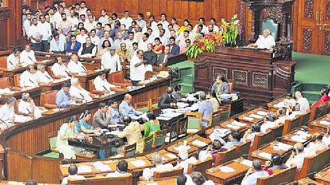 கர்நாடக சட்டப்பேரவையில் பேசும் முதல்வர் குமாரசாமி.