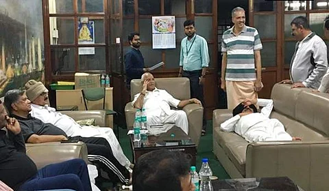 கர்நாடக பேரவையில் பாஜக உள்ளிருப்புப் போராட்டம்