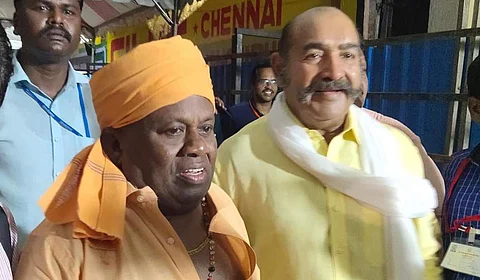 நடிகர்கள் செந்தில், விஜயகுமார்
