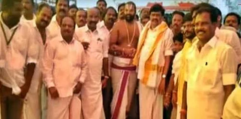 பால்வளத்துறை அமைச்சர் ராஜேந்திர பாலாஜி குடும்பத்துடன் அத்திவரதரை தரிசித்தார் 