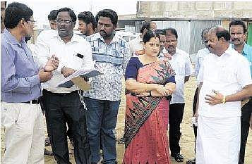 சென்னை திருவொற்றியூரில் அமைய உள்ள சூரை மீன்பிடி துறைமுக இடத்தை வியாழக்கிழமை ஆய்வு செய்த சென்னை மாவட்ட ஆட்சியர் ஆர்.சீதாலட்சுமி.