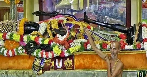 27-ம் நாளில் சாம்பல் நிறப் பச்சையில் பக்தர்களுக்குக் காட்சியளிக்கும் அத்திவரதர்
