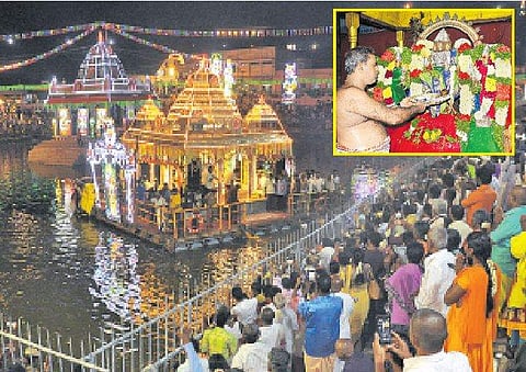 திருத்தணி முருகன் கோயில் ஆடி கிருத்திகை திருவிழாவில் சரவணப்பொய்கையில் நடைபெற்ற முதல்நாள் தெப்பம். (உள்படம்) சிறப்பு அலங்காரத்தில் வள்ளி, தெய்வானையுடன் சண்முகப்பெருமான்.