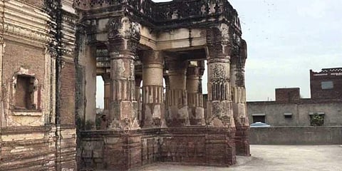 இம்ரான்கான் உத்தரவால் பாகிஸ்தானில் 72 ஆண்டுகளுக்குப் பிறகு திறக்கப்பட்ட இந்துக் கோயில்!