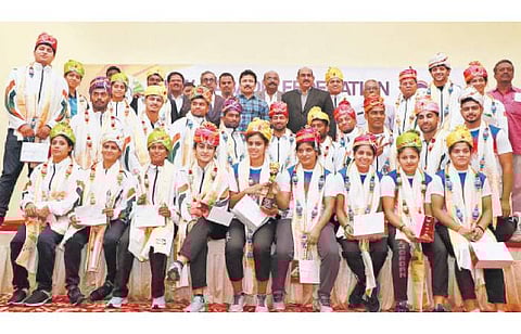 சென்னையில் நடைபெற்ற பாராட்டு விழாவில் பங்கேற்ற இந்திய ஆடவர், மகளிர் கபடி அணியினர்.