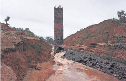 ரத்னகிரி மாவட்டத்தில் மழை காரணமாக உடைந்த திவாரே அணை.