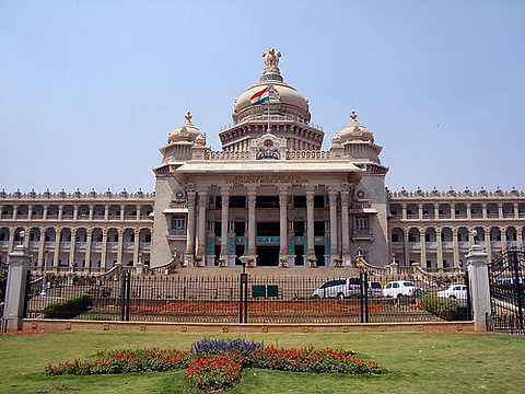 ராஜினாமா செய்த கர்நாடக எம்எல்ஏக்கள் 10 பேர் சபாநாயகர் முன் ஆஜராக உச்ச நீதிமன்றம் உத்தரவு