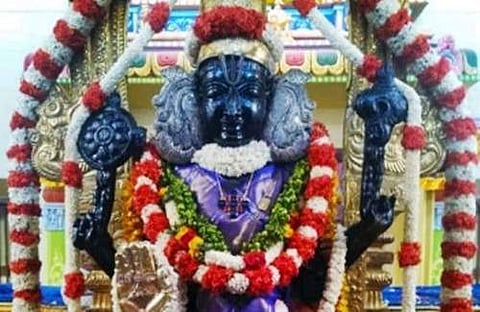 சயன கோலத்தைக் கலைத்து இன்று முதல் நின்ற கோலத்தில் காட்சியளிக்கிறார் அத்திவரதர்!