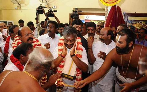 துணை முதல்வர் ஓ.பன்னீர்செல்வம் மற்றும் சட்டப் பேரவை துணைத் தலைவர் பொள்ளாச்சி ஜெயராமனுக்கு பட்டாச்சாரியார்கள் அளித்த வரவேற்பு.