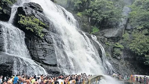 குற்றாலம் பேரருவியில் குளிக்க குவிந்த சுற்றுலாப் பயணிகள்.