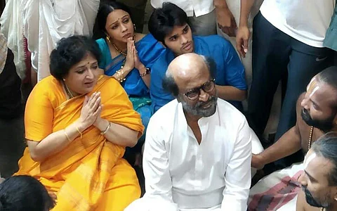 அத்தி வரதரை தரிசனம் செய்த நடிகர் ரஜினிகாந்த் மற்றும் அவரது மனைவி லதா.