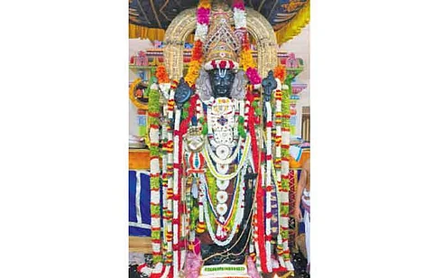புஷ்ப அங்கியும், பச்சை நிறப் பட்டாடையும் அணிந்து அருள்பாலித்த அத்திவரதர்.