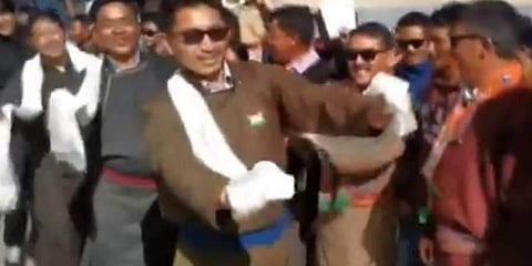 சுதந்திர தின விழா: மக்களுடன் இணைந்து நடனமாடிய லடாக் எம்.பி! வைரல் விடியோ