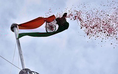 ரயில் நிலையங்களில் தேசியக்கொடி: பயணிகளிடையே தேசப்பற்றை ஊக்குவிக்கும் ரயில்வே!