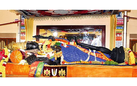 அத்திவரதரை குளத்தில் வைக்கும் நிகழ்வு