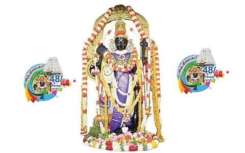 அத்திவரதர் நிறைவு நாளான சனிக்கிழமை, அனந்தசரஸ் திருக்குளத்திற்கு பட்டாச்சாரியார்கள், ஸ்தானிகர்கள், ஸ்ரீபாதம்தாங்கிகள் ஆகிய 100-க்கும் மேற்பட்டோர் பெருமாளை திருக்குளத்தில் எழுந்தருளச் செய்தார்கள்.