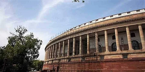 மின்சாரம், தண்ணீர் துண்டிக்கப்பட்ட பிறகும் பங்களாவை காலி செய்யாத முன்னாள் எம்.பி.க்கள்!