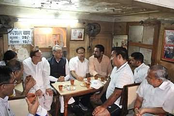 சாலையோர டீக்கடைக்கு திடீர் விசிட் அடித்த முதல்வர் மற்றும் அமைச்சர்கள்!