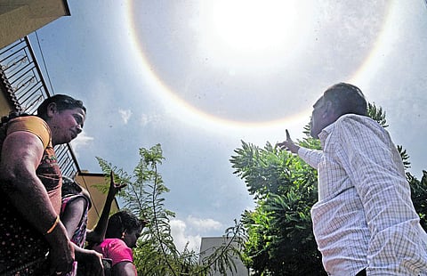 சூரியனைச் சுற்றி பிரகாசமான ஒளி வட்டம்: வானத்தில் உருவான அபூர்வ நிகழ்வு