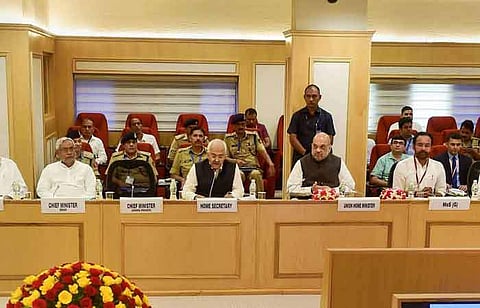 நக்ஸல் தீவிரவாதத்தால் பாதிக்கப்பட்ட மாநிலங்களின் முதல்வர்கள் மற்றும் உயரதிகாரிகளுடன் தில்லியில் திங்கள்கிழமை ஆலோசனை நடத்திய உள்துறை அமைச்சர் அமித் ஷா.