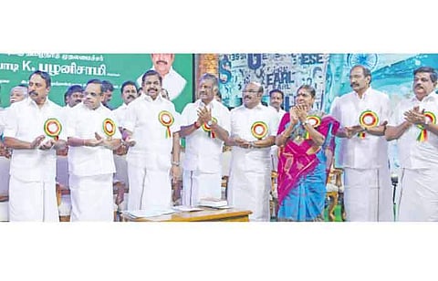 கல்வித் தொலைக்காட்சியை திங்கள்கிழமை தொடக்கி வைத்த முதல்வர் எடப்பாடி கே.பழனிசாமி. உடன் துணை முதல்வர் ஓ.பன்னீர்செல்வம், பேரவைத் தலைவர் ப.தனபால், பள்ளிக்கல்வித் துறை அமைச்சர்