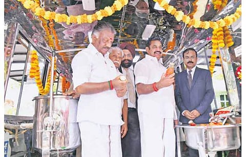 தக்காளியைப் பதப்படுத்தி, மதிப்புக் கூட்டப்பட்ட பொருள்களை தயாரிக்கும் இயந்திரங்கள் நிறுவப்பட்ட வாகனங்களை விவசாயிகளின்  பயன்பாட்டுக்காக தொடக்கி வைத்து பார்வையிட்ட முதல்வர் எடப்பாடி கே.பழனிசாமி. 