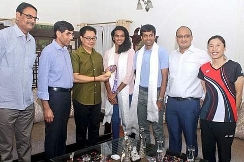 பி.வி.சிந்துவுக்கு ரூ.10 லட்சத்துக்கான காசோலை வழங்கி அமைச்சர் ரிஜிஜூ பாராட்டு