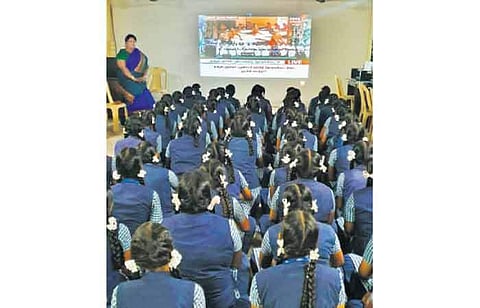 பள்ளி மாணவர்களுக்காக  சென்னையில் திங்கள்கிழமை தொடங்கப்பட்ட கல்வித் தொலைக்காட்சியின் தொடக்க விழாவை ஆர்வமுடன் பார்க்கும் அசோக் நகர் அரசு மகளிர் மேல்நிலைப்பள்ளி மாணவிகள்.